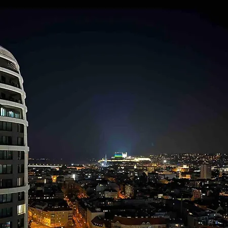 -sky House-domuses Apartments- Luxurious With Parking 布拉迪斯拉发