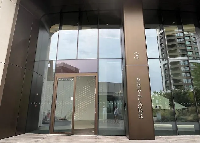 -sky House-domuses Apartments- Luxurious With Parking 布拉迪斯拉发